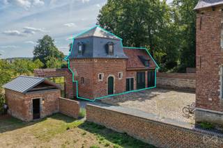 <p>Sommige werkplekken inspireren. Deze doet meer dan dat. Verscholen binnen de muren van de historische Abdij van Vlierbeek in Leuven biedt dit prachtig gerestaureerde koetshuis een werkomgeving die haar gelijke niet kent. Rust, groen en eeuwenoude architectuur als dagelijks decor, op een locatie waar haast letterlijk de tijd stilstaat.<br /><br />De indeling is even doordacht als de renovatie zelf. Op het gelijkvloers verwelkomt een stijlvolle ontvangstruimte uw bezoekers, waarna een volledig ingerichte vergader- en eetruimte met keuken het professionele plaatje vervolledigt. Een ideale setting voor discrete ontmoetingen of werkoverleg in een sfeervolle omgeving.<br /><br />Op de eerste verdieping beschikt u over een geïnstalleerde badkamer met douche, lavabo en toilet, aangevuld met een eerste bureauruimte. De bovenste verdieping herbergt een bijkomende, ruime bureauruimte die vakkundig en met oog voor detail volledig in ere is hersteld.<br /><br />Een buitengewone opportuniteit voor de vrije beroeper, de zelfstandige of het kleine kantoor dat op zoek is naar meer dan vier muren en een bureau. Hier werkt u in een omgeving die uitnodigt tot concentratie, creativiteit en rust, op slechts een steenworp van het centrum van Leuven.<br /><br />Contacteer ons voor meer informatie of een bezoek ter plaatse!</p>