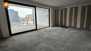 Dit nieuwbouwappartement op de 2de  verdieping heeft 2 slaapkamers, een inkomhal,  een badkamer,  een grote leefruimte met veel lichtinval en...