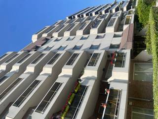 <p>Op de Edmond Machtenslaan in Sint-Jans-Molenbeek bevindt zich dit bijzonder goed onderhouden appartement met twee grote slaapkamers.<br />Het is gelegen op de eerste verdieping van een verzorgde residentie, bereikbaar met lift.</p><p></p><p>Het is een zeer ruim appartement (130m²) met formidabel terras langs de brede voorgevel.</p><p></p><p>Via de grote inkomhal met vestiaire en apart toilet kom je in de lichtrijke leefruimte die voldoende plaats biedt aan een groot salon en eetplaats.Hier is er rechtstreeks toegang biedt tot het vooraangelegen terras. Aansluitend bevindt zich de grote,afgesloten en geinstalleerde keuken.</p><p></p><p>Het appartement beschikt verder over twee volwaardige slaapkamers, waarvan één met toegang tot een tweede terras.</p><p></p><p>De badkamer is uitgerust met een ligbad, dubbele wastafel en een tweede toilet.</p><p></p><p>Een praktische kelderberging is inbegrepen in de verkoopprijs. Een garagebox in het gebouw kan mee aangekocht worden voor de meerprijs van 35.000 euro.</p><p></p><p>Het appartement uiterst geschikt voor liefhebbers van ruimte, strategische locaties en zonnig wonen.</p><p><br />EPC 231 kWh/m² jaar<br />Klasse E+</p>