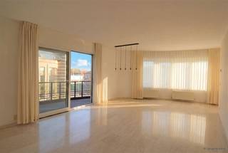 <p><span>Prachtig, uitzonderlijk ruim appartement met 2 slaapkamers, 2 terrassen en inpandige garagebox, gelegen nabij het centrum van Maaseik.</span></p><p><span> </span></p><p><span>ALGEMEEN:</span></p><p><span>-</span><span> </span><span>Appartement gelegen op de tweede verdieping. Lift aanwezig.</span></p><p><span>-</span><span> </span><span>Bewoonbare oppervlakte: ca. 150 m².</span></p><p><span>-</span><span> </span><span>Het appartement is afgewerkt met beige natuurstenenvloer.</span></p><p><span>-</span><span> </span><span>Asbestvrij en voorzien van een uitstekende EPC-score 117 kWh (label B), waardoor het appartement </span><span>niet onderhevig is aan renovatieverplichting</span><span>.</span></p><p><span>-</span><span> </span><span>Verwarming op aardgas.</span></p><p><span>-</span><span> </span><span>Aluminium ramen met dubbele beglazing.</span></p><p><span>-</span><span> </span><span>Garagebox inbegrepen in de prijs, bereikbaar via de gemeenschappelijke lift.</span></p><p><span>-</span><span> </span></p><p><span> </span></p><p><span>INDELING:</span></p><p><span>-</span><span> </span><span>Zeer ruime inkomhal met vestiaireruimte, gastentoilet met fonteintje en verluchtingssysteem en toegang tot alle vertrekken.</span></p><p><span>-</span><span> </span><span>Riante woonkamer, te bereiken via een dubbele deur. De leefruimte is voorzien van grote raampartijen die zorgen voor overvloedig natuurlijk licht en biedt toegang tot twee terrassen: een gedeeltelijk overdekt zijterras en een overdekt terras aan de voorzijde, te bereiken via een groot schuifraam.</span></p><p><span>-</span><span> </span><span>Volledig geïnstalleerde keuken voorzien van een eethoek en inductiekookplaat met dampkap, combi-oven, vaatwasser, koelkast met vriesvak en spoeltafel.</span></p><p><span>-</span><span> </span><span>Nachthal met toegang tot de slaapkamers, badkamer en berging.</span></p><p><span>-</span><span> </span><span>Slaapkamer 1: voorzien van een schuifraam, tevens uitgevend op het gedeeltelijk overdekte zijterras.</span></p><p><span>-</span><span> </span><span>Slaapkamer 2.</span></p><p><span>-</span><span> </span><span>Badkamer voorzien van dubbele wastafel, kolomkasten, inloopdouche, bidet, infraroodcabine en toilet.</span></p><p><span>-</span><span> </span><span>Ruime berging, voorzien van inbouwkasten en een aansluiting voor wasmachine en droogkast.</span></p><p><span>-</span><span> </span><span>Garagebox, te bereiken via de gemeenschappelijke lift.</span></p><p><span>-</span><span> </span><span>Parkeergelegenheid aan de voorzijde van het gebouw.</span></p>