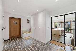 <p><span><span>Ontdek deze volledig gerenoveerde open bebouwing, gelegen in de Molenstraat 42 te Olsene (Zulte).</span></span></p><p><span><span>Met een bewoonbare oppervlakte van ± 162 m² op een perceel van 426 m² biedt deze woning ruimte, comfort en vooral rust. De woning werd in 2014 door de huidige eigenaars volledig gerenoveerd. Het karaktervolle voorste gedeelte werd volledig aangepakt, terwijl de achterbouw volledig nieuw werd opgetrokken. Het resultaat is een woning met ziel en uitstraling, gecombineerd met het comfort, de technieken en de isolatiewaarden van een hedendaagse woning. Volledig instapklaar.</span></span></p><p><span><span>Wie hier komt wonen, koopt vooral gemoedsrust. De hoogrendementsbeglazing, uitgebreide isolatie en het EPC-label B bevestigt dat deze woning bij de energiezuinige klasse hoort. Zonnepanelen met thuisbatterij, een zonneboiler, een condenserende gasketel, airconditioning in elke slaapkamer en een sfeervolle houthaard zorgen voor een hoog wooncomfort. De elektrische installatie is conform en het asbestattest is asbestveilig. Geen renovatieverplichting, geen verplichte werken, geen verrassingen: hier valt enkel te genieten.</span></span></p><p><span><span>Een bijzondere troef is de doordachte indeling. Op het gelijkvloers bevinden zich een volwaardige slaapkamer, dressing/bureau én badkamer. Gelijkvloers wonen is hier dan ook perfect mogelijk, wat de woning ook op lange termijn bijzonder interessant maakt. Op de eerste verdieping zijn er nog twee extra slaapkamers, ideaal voor kinderen, gasten of thuiswerk.</span></span></p><p><span><span>Achteraan geniet u van een zuidwest georiënteerde tuin met terras, tuinhuis en tuinberging. Dankzij de gunstige oriëntatie kunt u hier volop genieten van de namiddag- en avondzon.</span></span></p><p><span><strong>INDELING:</strong></span><br /><span><span>Gelijkvloers: inkomhal met vestiaire - toilet - open leefruimte met eethoek, keuken en zithoek - wasplaats - badkamer - slaapkamer - dressing/bureau</span></span><br /><span><span>Eerste verdieping: nachthal - 2 slaapkamers</span></span><br /><span><span>Buiten: oprit - terras - tuin - tuinhuis - tuinberging</span></span></p><p><span><strong>TROEVEN:</strong></span></p><ul><li><span><span>Zuidwest georiënteerde tuin met terras, tuinhuis en tuinberging</span></span></li><li><span><span>Uitstekende energieprestatie: EPC label B</span></span></li><li><span><span>Zonnepanelen met thuisbatterij (5,12 kWh) en zonneboiler (200l)</span></span></li><li><span><span>Condenserende gasketel (2026), sfeervolle houthaard (2023) en airco in alle slaapkamers</span></span></li><li><span><span>Goed geïsoleerd: dak-, vloer-, muur- en spouwisolatie</span></span></li><li><span><span>Houten ramen met hoogrendementsbeglazing, screens, rolluiken vooraan en vaste vliegenramen</span></span></li><li><span><span>Ventilatiesysteem type C (Renson) en waterverzachter</span></span></li><li><span><span>Regenwaterrecuperatie</span></span></li><li><span><span>Conforme elektrische keuring</span></span></li><li><span><span>Asbestveilig</span></span></li></ul><p><span><strong>INFO:</strong></span></p><ul><li><span><span>EPC: 193 kWh/m²/jaar, label B</span></span></li><li><span><span>De vermelde bewoonbare oppervlakte betreft de bruto oppervlakte zoals vermeld in het EPC-attest.</span></span></li><li><span><span>Stedenbouwkundige informatie: Vg | Wg | Gmo | Gvkr | Gvv</span></span></li><li><span><span>Watertoets: gebouwscore A | perceelscore A</span></span></li><li><span><span>Vrij vanaf 15/04/2027</span></span></li></ul><p><span><span> </span></span></p><p><span><span>Meer informatie of een bezoek?</span></span><br /><span><span>Contacteer Ellen op 0474 86 04 52 of ellen@heritagevastgoed.be</span></span></p>