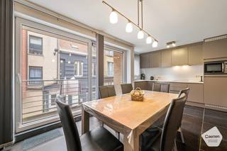 Dit moderne appartement is gelegen in <strong>hartje Blankenberge</strong> op wandelafstand van winkels, station en tal van andere nuttige locaties. <br /><br />Bij het binnenkomen via de <strong>ruime</strong> <strong>inkomhal</strong> situeert zich aan de rechterzijde een <strong>lichtrijke</strong> <strong>leefruimte</strong> met een <strong>volledig</strong> <strong>geëquipeerde</strong> <strong>keuken</strong>. Via de leefruimte heeft u rechtstreekse toegang tot het <strong>ruime</strong> <strong>terras</strong>.<br /><br />In de hal is er een apart toilet en een ruime <strong>badkamer</strong>, uitgerust met een <strong>moderne inloopdouche</strong> en een dubbele lavabo. Het appartement beschikt over <strong>drie ruime volwaardige slaapkamers</strong>.<br /><br />Verder is er een <strong>berging</strong> met de mogelijkheid voor het <strong>plaatsen</strong> van een <strong>wasmachine</strong>. Op de -I is er tevens nog een <strong>privatieve</strong> <strong>berging</strong>. Het appartement is gelegen op de <strong>eerste</strong> <strong>verdieping</strong> en is bereikbaar met de <strong>lift</strong>. Het appartement wordt individueel verwarmd op gas. <br /><br />Gezien de <strong>vele</strong> <strong>troeven</strong> kan dit appartement gebruikt zowel gebruikt worden als vaste woonst, tweede verblijf of als investering. <br />
