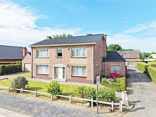 Dit prachtig landhuis dateert uit einde de jaren '60, en situeert zich langsheen Kattenbos te Sint-Lievens-Houtem (Vlierzele), zeer centraal gelegen, vlot bereikbaar, voldoende visibiliteit, ... Het op- en afrittencomplex E40 te Erpe-Mere, de N9 (Gentse Steenweg), bedrijventerreinen, ... bevinden zich vlakbij! De villa heeft een mooie straatbreedte, 350m² vergunde loodsen/hangaars, een grote garage met berging en dit op een ruim perceel van +/- 14 are. Iets verderop bevindt zich nog een tweede perceel (momenteel moestuin) met een oppervlakte van 510m². Mits enige opfrissing en modernisatie de ideale woning voor een zelfstandige ondernemer of voor de hobbyist welke veel ruimte nodig heeft!<br />Indeling: gelijkvloers: inkomhal met gastentoilet, bureel, leefruimte met haard en eetplaats, ruime keuken, veranda, werkkamer, wasplaats/berging. <br />Eerste verdieping: 4 slaapkamers, badkamer met ligbad, lavabo, toilet en bidet, berging. <br />Er is een zolder (bereikbaar via valluik) en een droge kelder. <br />Buiten geniet men van een gezellige, private tuin met zuidwest oriëntatie, de geregulariseerde loodsen met tal van mogelijkheden, het garagegebouw, tal van parkeergelegenheid, ... <br />IDEALE EIGENDOM VOOR DE ZELFSTANDIGE ONDERNEMER OF HOBBYIST!!<br />Centrale verwarming op stookolie, ALU ramen met dubbel en enkel glas, volledige constructie in beton. EPC: 480 kWh/(m² jaar), label E (renovatieplicht), bewoonbare oppervlakte volgens EPC: 271m² (zolder, kelder, buitengebouwen niet meegerekend), KI: €1.215, elektrische installatie niet conform het AREI. <br />Woongebieden met landelijk karakter, vergunning uitgereikt, geen rechterlijke of bestuurlijke maatregel opgelegd, geen voorkooprecht, verkavelingsvergunning uitgereikt. P-score: A en A, G-score: A en ONBEKEND. Geen risicozone voor overstromingen. <br />U kan de beschikbare attesten bij verkoop downloaden via de website janssens-leroy.be.