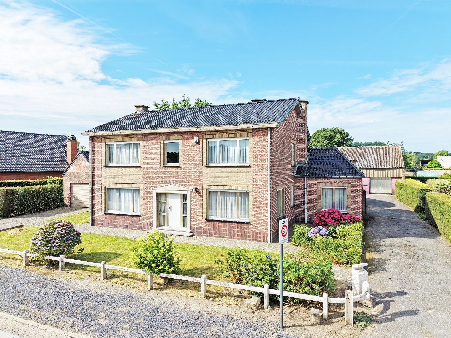Ruime sixties villa met vergunde loodsen (350m²) te Vlierzele - foto 2