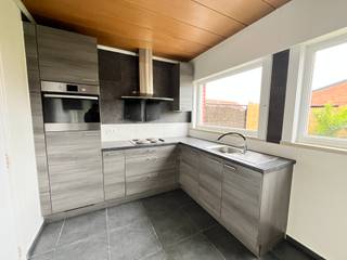 Deze alleenstaande woning met loods van 378m² is ideaal voor investering of mensen die werk wonen willen combineren. <br />De woning heeft een gunstig EPC en beschikt over 3 slaapkamers + ruime zolder.<br /><br /><strong>Indeling </strong><br />Inkomhal, living, keuken met toegang tot de tuin, garage + toilet &amp;amp; kelder <br /><u>1ste verdiep:</u> 3 volwaardige slaapkamers &amp;amp; badkamer <br />Zolder volledig geïsoleerd<br /><br /><strong>Troeven </strong>
<ul><li> Ruime parkeer plaatsen </li><li>gunstig EPC </li><li>loods van 378 + zolder ruimte +- 100m²</li><li>volledig vernieuwde elektriciteit</li><li>2 poorten 3.8 m hoog en 4 m breed  </li></ul>