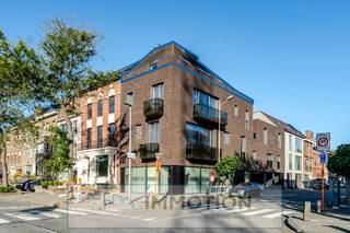 Residentie "LOOFSTRAAT"<br /><br />Dit investeringsappartement bevindt zich op de hoek van de Loofstraat en de Pater Beckstraat, op een ideale locatie tussen het station en Kortrijk ’t Hoghe, met het station, een supermarkt en diverse winkels op wandelafstand.<br /><br />Het duplexappartement bestaat uit een inkomhal met apart toilet, twee slaapkamers die elk beschikken over een eigen douche en lavabomeubel, een keuken met zithoek en een terras op de vierde verdieping. <br />Dankzij de aparte slaapkamers met eigen sanitair is dit appartement bovendien bijzonder geschikt om twee bewoners comfortabel te huisvesten.<br /><br />Het appartement is volledig gemeubeld en onmiddellijk beschikbaar.<br /><br />Voor een persoonlijke afspraak of meer informatie kunt u rechtstreeks contact opnemen met Christophe op het nummer 0497 41 37 37 of via e-mail op christophe@immotion.be