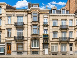 Bezoeken + Info: 0493/209756<br />Een uitstekend gelegen woning van 375m².<br /> <br />GEBOUW:<br />-1 (60m²): 2 slaapkamers, nachthal, badkamer, living, keuken;<br />Gelijkvloers: inkomhal;<br />Eerste verdieping (105m²): 2 slaapkamers, nachthal, badkamer, living, keuken, terras en tuin + 1 slaapkamer, badkamer, keuken;<br />Tweede verdieping (85m²): 1 slaapkamer, badkamer, living, keuken + 1 slaapkamer, badkamer, keuken;<br />Derde verdieping (55m²): 1 slaapkamer, badkamer, living, keuken;<br />Vierde verdieping (60m²): 1 slaapkamer, badkamer, living, keuken + 2 slaapkamers, badkamer, keuken.<br /><br />Buitenschrijnwerk PVC dubbel glas - Verwarming met gaskachels<br />8 individuele tellers water, elektriciteit, gas<br />Perceeloppervlakte: 1a 95ca - K.I.: 1.789 EUR<br />Huurinkomsten: 5100€/maand<br /><br />Stedenbouwkundige inlichtingen en dossier beschikbaar op aanvraag.