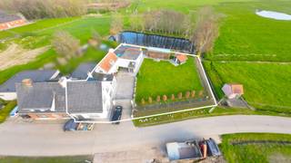 <span><span>Op een landelijke locatie te <strong>Oostnieuwkerke</strong>, deelgemeente van Staden, bieden we u deze <strong>halfopen bebouwing met garage en prachtige tuin </strong>aan. Het eigendom werd opgericht in de jaren '70 en strekt zich uit over een zuid-westgericht perceel van 1.142 m². Met zijn <strong>306 m² aan bewoonbare oppervlakte, 2 keukens, 2 leefruimtes en 2 badkamers </strong>leent deze woning zich perfect voor gezinnen met nog thuiswonende kinderen of nieuw samengestelde gezinnen, die samen wensen te wonen doch met de nodige privacy. De woning beschikt op heden over 3 tot 4 slaapkamers.<br />Het eigendom beschikt over energielabel F, dus men valt onder de renovatieverplichting. Op heden wordt er verwarmd op stookolie (kachels en conforme bovengrondse tank). Alle ramen werden in de periode van 2010-2015 vernieuwd en beschikken over <strong>aluminium schrijnwerk en hoogrendementsbeglazing</strong>. Tot slot vermelden we graag nog dat u kan gebruik maken van een <strong>regenwaterput</strong> (10.000l) en steenput.<br /><br /><u>De indeling van de ruimtes is als volgt:</u><br />Gelijkvloers: inkom- en traphal - woonkamer ingedeeld in zithoek en eeplaats - toegang tot droge kelder - sas - ingerichte keuken - grote veranda met zicht op de tuin - traphal naar eerste verdieping uitbouw - apart toilet - tweede leefruimte met eetplaats en zithoek - tweede keuken - badkamer uitgerust met douche en dubbel lavabomeubel - <strong>grote bergplaats of gelijkvloerse kamer </strong>met toegang tot overdekt terras.<br />Eerste verdieping: trap- en nachthal - toegang tot zolder via luik met vlizotrap - tweede badkamer uitgerust met lavabomeubel en ligbad - slaapkamer 1 - slaapkamer 2 - berging. <br />Eerste verdieping uitbouw: traphal - slaapkamer 3.<br />Tweede verdieping: zolder.<br />Exterieur: omheinde en verzorgde tuin met prachtig ver zicht - <strong>garage of opslagruimte</strong> - oprit met toegangspoort - tuinhuis.<br /><br /><u>Enkele troeven:</u></span></span>
<ul>
	<li><span><span>Ruste, landelijke ligging met ver zicht;</span></span></li>
	<li><span><span><strong>Mooi zuid-westgericht perceel van 1.142 m²</strong>;</span></span></li>
	<li><span><span>Ruime, bewoonbare oppervlakte van 306 m²;</span></span></li>
	<li><span><span>De woning beschikt over 2 leefruimtes, 2 keukens, 2 badkamers en 3 tot 4 slaapkamers.</span></span></li>
</ul>
<span><span> Wenst u meer info of een bezoek aan deze woning? Bel Diksimmo op het nummer 051 50 11 51 of mail naar diksmuide@diksimmo.be.</span></span>