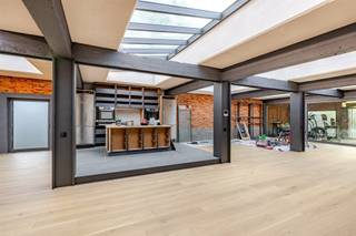 Deze uitzonderlijke eigendom combineert een ruime loft, een afzonderlijke studio, een atelier- of verandaruimte, een grote tuin en een magazijn...