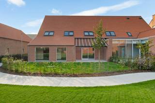 <p><em>Energiezuinige woningen en appartementen in groen binnengebied!</em></p>
<p><strong>Woonerf “De Dorpshoeve”</strong> wordt opgetrokken in het hart van Rijkevorsel, in een <strong>rustige groene omgeving maar toch centraal</strong> bij alle voorzieningen die het dorp te bieden heeft. Het woonerf omvat een diverse mix van achttien <span>energie-efficiënte en comfortabele wooneenheden</span> bestaande uit zeven woningen en elf appartementen <strong>rondom een groene zone</strong>; de autostaanplaatsen bevinden zicht ondergronds.</p>
<p><strong>Hoevewoning C.2: prachtige totaalrenovatie - halfopen hoevewoning (232m² nuttig) met drie slaapkamers en bureel.</strong><br />De oude hoevewoning wordt totaal gerenoveerd volgens de regels van de kunst - u kan genieten van een ruime woning in het centrum met een beperkte eigen tuin (ca. 86m²).</p>
<p>Indeling als volgt:</p>
<p>* Gelijkvloers: inkomhal met gastentoilet en trap naar verdieping toe, <strong>grote leefruimte met vide en </strong><strong>open ingerichte keuken</strong> (samen 54m²), grote ramen naar tuin en terras toe; aansluitend <strong>tuinkamer/ontbijtruimte</strong> (16m²) en <strong>bureel/speelruimte</strong> (14,2m²); ruime bijkeuken/wasplaats (15,4); <br />* Verdieping: nachthal/overloop met apart toilet; <strong>hoofdslaapkamer</strong> met <span>ensuite badkamer</span> (samen 33m²), <strong>twee extra slaapkamers</strong> (ca. 20m²/14m²) en <strong>douchekamer</strong> (6,80m²).<br />* Buiten: mooi <strong>overdekt</strong> oost/zuidoost gericht <strong>terras</strong> (15,2m²) en <strong>private tuin van ca. 86m²</strong>. Nabij de woning bevindt zich een grote <span>gemeenschappelijke, gezamenlijke (speel-)tuin voorzien van enkele bloemenweides</span>.</p>
<p>De <span>energiezuinige (<strong>maximaal E60</strong>) woning</span> wordt volledig en degelijk afgewerkt; onder meer vloerverwarming in combinatie met een <strong>eigen geothermische warmtepomp</strong> en <strong>zonnepanelen</strong> alsook balansventilatie worden standaard voorzien! Ruime inspraak in afwerking is mogelijk naargelang de fase van afwerking. Verplichte aankoop van één kelderberging (v.a. € 5.500,00 excl. k.) en minimum één kelderparking (v.a. € 18.000,00 excl. kosten).</p>
<p>Ideaal voor wie rustig wil wonen in het dorp, in de nabijheid van winkels en openbaar vervoer! Contacteer ons voor meer informatie of een vrijblijvende afspraak: info@coga.be - 03/636.47.47.47.</p>