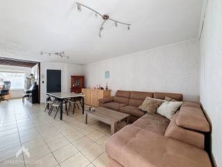 <p>Instapklare woning in een rustige omgeving bestaande uit een inkomhal, ruime woonkamer met eet-en zithoek, voorplaats/bureel, uitgeruste keuken met eetplaats, 1<sup>ste</sup> badkamer (ligbad, lavabomeubel en toilet) en een onderhoudsvriendelijke tuin met groot terras en tuinberging. Op de 1<sup>ste</sup> verdieping zijn twee slaapkamers, 2<sup>de</sup> badkamer (douche en toilet) en een vaste trap naar de 2<sup>de</sup> verdieping die afgewerkt is met een derde en vierde slaapkamer en een trapluik naar de zolder.</p>
<p>Extra troeven:</p>
<ul>
<li>Energiezuinig</li>
<li>Conforme keuring elektriciteit</li>
<li>Dubbele beglazing en CV op gas</li>
<li>Zuidwest gerichte tuin</li>
<li>Parkeergelegenheid voor de woning</li>
<li>Instapklaar</li>
</ul>
<p></p>
<p>Deze woning is te koop ZONDER makelaar via het concept van Smart Houses! Wenst U verdere inlichtingen of bezoek? Contacteer rechtstreeks de eigenaar via 0477/35.13.07</p>