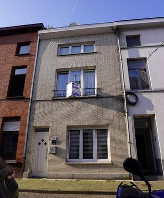 Hier binnenkomen is gewoon je meubels zetten, klaar.Niets hoeft nog te worden gedaan... of misschien toch, opnieuw een wc beneden voorzien, die was...