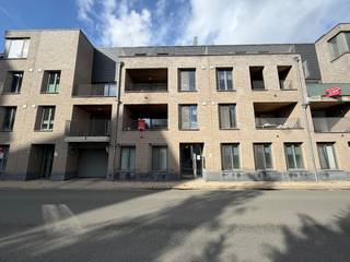 Ligging:<br />Dit huurappartement is centraal gelegen in het hart van Geel, op wandelafstand van de Markt, winkels, horeca en andere dagelijkse voorzieningen. Dankzij de goede bereikbaarheid met het openbaar vervoer en de vlotte aansluiting naar belangrijke invalswegen geniet u hier van een praktische en comfortabele woonlocatie. Ideaal voor wie graag alles binnen handbereik heeft.<br /><br />Indeling appartement (1e verdieping - met lift):<br />- Woonkamer/eetkamer<br />- Ingerichte keuken<br />- Berging/wasplaats<br />- Badkamer met inloopdouche<br />- Apart toilet<br />- 2 slaapkamers<br />- Terras<br />- Ondergrondse autostaanplaats<br />- Kelderberging<br />- Gemeenschappelijke fietsenstalling<br />- Huurprijs: 800 euro/maand + 50 euro/maand gemeenschappelijke kosten!<br />- Het appartement is onmiddellijk beschikbaar!<br /><br />Uitsluitend via onze website www.vastengoed.be kan u een bezichtiging inplannen op de vooropgestelde bezoekmomenten. Voor andere vragen kan u het kantoor bereiken op het nummer 014/72.73.74.