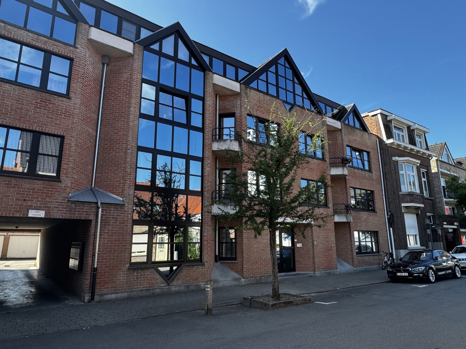 Gelijkvloers appartement met 2 slaapkamers en garage. - foto 1