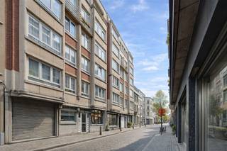 This spacious fully renovated apartment is located in a central location in Antwerp on Carnotstraat near Antwerp Central Station.The location is...