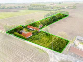Gelegen in het landelijke Pottes (deelgemeente van Celles), vlak bij de taalgrens en op amper 10 minuten van Spiere-Helkijn en 15 minuten van Avelgem, bevindt zich deze volledig her op te bouwen fermette op een perceel van 5.850 m².<br />De eigendom geniet van een uitzonderlijk en weids 360° uitzicht op het omliggende platteland, wat zorgt voor een uniek gevoel van ruimte en rust.<br /><u><strong>Deze ligging biedt een zeldzame opportuniteit voor wie landelijk wil wonen in alle sereniteit, met maximale privacy en openheid.</strong></u><br /><br /><u><strong>Technisch</strong></u><br />Ideaal voor het realiseren van een hedendaagse woning op een uitzonderlijke ligging.<br />Het advies van de gemeente: <em>Sloop en heropbouw is mogelijk in agrarisch gebied.<br />Een voorafgaand advies van de gewestelijk stedenbouwkundig ambtenaar is vereist, want hij zal voor het afleveren van een vergunning een bindend advies moeten afleveren.<br />Een wijziging van de inplanting kan worden overwogen, mits een motivering.</em><br /><em>Maar in het algemeen wordt het behoud van de bestaande inplanting door de gewestelijk stedenbouwkundig ambtenaar (functionaris gedelegeerde) geprefereerd.</em><br /><br /><br /><u><strong>Troeven</strong></u>
<ul>
<li>Rustige ligging in landbouwzone</li>
<li>Uniek en weids 360° vergezicht</li>
<li>Ruim perceel van ± 5850m²</li>
</ul>
<br /><u><strong>Contact</strong></u><br />Contacteer Nicolas voor meer info of een rondleiding: 0478 50 58 91- nicolas@real-immo.be<br />Laat je verrassen door deze unieke ligging. Tot binnenkort!