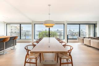 ANVERS - Appartement exclusif et lumineux avec vue panoramique sur les quaisCet appartement particulièrement spacieux d'environ 200 m² est situé au...