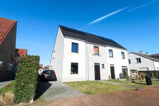 <strong>Schitterende half open nieuwbouwwoning in De Haan</strong> te huur gelegen langs de Heidelaan op minder dan 1 km van het strand. <br />Deze woning beschikt over alle nodige hedendaagse comfort en is bovendien bijzonder <strong>energiezuinig</strong>! (<strong>zonnepanelen</strong>!)<br />De woning ligt nabij winkels en op enkele minuten van invalswegen.<br /><br />Gelijkvloers bestaande uit inkom, gastentoilet,<strong> ruime leefruimte</strong> met <strong>open keuken</strong> en zicht op de ruime tuin.<br />Aansluitend aan de keuken is nog een <strong>bergruimte</strong>. <br />De tuin is <strong>zeer ruim</strong> en heeft een <strong>zonnig terras en een tuinhuis</strong>. Naast de woning is er een <strong>oprit </strong>waar meerdere auto's op kunnen staan. <br /><br />Op het verdiep vinden we <strong>drie slaapkamers</strong>, apart toilet en de badkamer met <strong>bad en douche</strong>.<br />De woning is volledig geschilderd.<br /><br />Huurprijs € 1250 per maand.<br /><strong>De woning is beschikbaar vanaf juni</strong>.