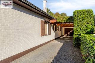 Charmante bungalowwoning van 1972 te koop gelegen in een groene en rustige omgeving tussen Brussel en Leuven. Achteraan de woning bevindt zich het imposante Warandebos.
Ook ideaal voor mensen met een beperkte mobiliteit dankzij de centrale ligging en de architectuur!
Bij het binnenkomen, betreedt u de inkomhal met rechts een gastentoilet met wasbak. Vanuit de hall kan u doorgaan naar de woonkamer/eetkamer waar genoeg ruimte is om gezellig te vertoeven en gasten te ontvangen. Via de woonkamer komt u terecht in de volledig gerenoveerde keuken (2014), met toegang tot de veranda.
In de nachthall bevinden zich drie slaapkamers, waarvan één met rechtstreekse toegang tot de badkamer.
Ook is er een ruime zolder voorzien met genoeg opbergruimte, deze is toegankelijk via een trapluik.
In de woning bevindt zich eveneens een berging die via de tuin te betreden is en een ruime uitpandige garage.
Om de tuin nog aangenamer te maken, huren de huidige eigenaars een stukje tuin achteraan de woning voor een budget van +/- € 27,-/jaar.
Deze bungalowwoning is gelegen aan een toegankelijke en rustige straat, dichtbij alle voorzieningen.
EPC score: F
Renovatieplicht houdt in dat het EPC F naar EPC D dient te gaan binnen een termijn van 6 jaar.
Hiervoor kunnen wij jullie een approximatief budget voorleggen.
We wijzen erop dat de woning onderworpen zal worden aan een regularisatieverplichting betreffende de veranda en garage.