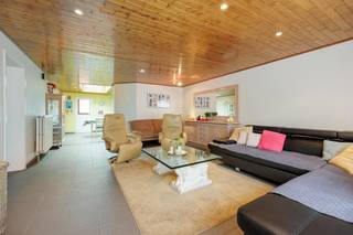<strong>Goed onderhouden woning met 3 ruime slaapkamers en tuin gelegen op wandelafstand van het centrum van Tielen.</strong><br /><br /><strong>Ligging</strong>: de woning bevindt zich op een rustige locatie maar toch op wandel/fietsafstand van het centrum van Tielen. Winkels, scholen, het station, horeca, ... bevinden zich allen in de nabije omgeving!<br /><br /><strong>Indeling: -1:</strong> kelder<strong> 0:</strong> inkomhal - living - keuken - badkamer - speelkamer - inpandige garage <strong>+1:</strong> 3 slaapkamers <strong>+2:</strong> ruime zolder<br /><br /><strong>Beschrijving: </strong>Mooie en goed verzorgde woning met 3 ruime slaapkamers. We betreden de woning de via de inkomhal waarnaar we binnenkomen in de leefruimte. Deze ruimte is verbonden met de keuken die deels op en maar doch ook apart te vinden is. Door de lichtkoepel is de keuken voorzien van natuurlijk lichtinval.<br />Verder is er nog de badkamer met voorzieningen voor wasmachine en droogkast, alsook een douche. Links van de woning is de inpandige garage gelegen die uitkomt op een ruime multifunctionele ruimte.<br />De 1e verdieping is voorzien van 3 ruime slaapkamers en via een vaste trap bereiken we verdieping 2, dewelke momenteel dienst doet als zolder maar hier zijn nog tal van mogelijkheden voor het creëeren van een extra ruimte oa. slaapkamer/hobbyruimte/bureau/... .<br />Buiten genieten we van een grote tuin met overdekt terras. Achteraan is nog een bergruimte voorzien die tevens langs de achterzijde ook bereikbaar is.<br /><br />Verder is de woning uitgerust met zonnepanelen en werd de gevel geïsoleerd.<br /><br /><strong>Bijzonder informatieplicht:</strong> in aanvraag