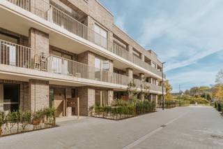 <p>In de autoluwe nieuwbouwwijk <strong>MIDDEN </strong>bevindt zich dit stijlvolle duplexappartement dat hedendaags wooncomfort combineert met een uitzonderlijk centrale ligging. Hier woont u in alle rust, terwijl winkels, scholen, horeca en dagelijkse voorzieningen zich op wandelafstand bevinden.</p><p>Het appartement beschikt over twee slaapkamers, waarvan één met een ensuite badkamer. Daarnaast is er een tweede, aparte badkamer die extra comfort biedt voor bewoners en gasten. Zowel aan de leefruimte als aan de slaapkamers geniet u van een zonnig terras, waardoor u op elk moment van de dag een aangename buitenruimte ter beschikking heeft.</p><p>Ook praktisch heeft deze woning heel wat te bieden. Zo beschikt u over een autostaanplaats in de ondergrondse garage, een gemeenschappelijke fietsenberging én een private kelderberging. Ook de ruimte berging in het appartement is een mooie troef.Bovendien gebeurt de verkoop onder het stelsel van registratierechten en niet onder het btw-stelsel.</p><p><br /></p><p>De locatie is zonder twijfel een van de grootste troeven. Vanuit de wijk MIDDEN wandelt u vlot naar de bakker, beenhouwer, supermarkt, scholen, gezellige horecazaken en het handelscentrum van Boechout. Bovendien zijn trein, tram en bus vlakbij, waardoor ook Antwerpen en de omliggende gemeenten uitstekend bereikbaar zijn.</p><p><br /></p><p><strong>Extra troeven</strong></p><ul><li>Terras aan de leefruimte én aan de slaapkamers</li><li>2 aparte toiletten</li><li>Twee slaapkamers en twee badkamers</li><li>Ondergrondse autostaanplaats</li><li>Fietsenberging en private kelderberging met fietslift</li><li>Rustige, kindvriendelijke woonomgeving</li><li>Energiezuinig en instapklaar wooncomfort</li></ul><p>Een ideale woonplek voor wie rustig wil wonen in een moderne omgeving, zonder in te boeten aan bereikbaarheid en dagelijkse voorzieningen.</p>