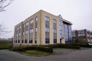 Ideale ligging, vlak aan de ring rond Brussel, de E40 en de luchthaven.Op een terrein van 2000 m² in het KMO -park kan dit prestigieus gebouw...