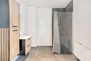Zoekt u een risicoarme vastgoedinvestering met onmiddellijke huurinkomsten en een sterk meerwaardepotentieel? Dit veelzijdige opbrengsteigendom op een strategische locatie in Mechelen combineert een reeds verhuurd duplex-appartement met een commercieel gelijkvloers met een eigen toegang. <br /><br />Troeven:<br />- Het appartement genereert reeds € 1.135/maand (inclusief kosten) aan aantoonbare huurinkomsten.<br /><br />- Geen renovatieverplichting of onvoorziene verduurzamingskosten.<br /><br />- Beschikt over een conforme elektrische installatie en een volledig asbestveilig attest.<br /><br />- Dankzij twee afzonderlijke ingangen zijn de commerciële ruimte en de bovenwoning strikt gescheiden, wat onafhankelijke verhuur van het gelijkvloers (24 m²) mogelijk maakt voor maximaal rendement.<br /><br />- Gelegen aan de Leuvensesteenweg op wandelafstand van het station van Mechelen, het stadscentrum en belangrijke uitvalswegen — een garantie voor een continue huurvraag en lage leegstand.<br /><br />Indeling:<br /><br />Handelsgelijkvloers:<br />Afzonderlijke inkomhal, lichte handelsruimte van 24 m², bureau, ingerichte keuken, badkamer, berging en een gezellige stadskoer.<br /><br />Bovenliggend Appartement (Verhuurd):<br /><br />- 1e verdieping: Privatieve inkomhal, royale woonkamer met aansluitende eetruimte en open keuken.<br /><br />- 2e verdieping: Ruime slaapkamer, aparte dressing en ingerichte badkamer.<br /><br />- 3e verdieping: Tweede volwaardige slaapkamer, extra dressing en een inpandig terras.<br /><br />Met een combinatie van directe inkomsten, een gunstige energieprestatie en extra uitbatings- of verhuurmogelijkheden op de begane grond is dit een waardevolle toevoeging aan elke vastgoedportefeuille.<br /><br />Neem contact met ons op voor de financiële details of een plaatsbezoek aan deze vastgoedinvestering in Mechelen.<br /><br />Bestuursmaatregelen in het maatregelenregister: nee<br /><br />Deze AI-visualisaties zijn bedoeld als inspiratie. Er werd geen rekening gehouden met technische specificaties, stedenbouwkundige voorschriften of de concrete mogelijkheden tot realisatie.