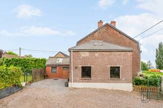 Ideaal gelegen nabij alle voorzieningen, bestaat deze ruime op te frissen woning, gelegen op een perceel van 523 m², als volgt:Op het gelijkvloers:...