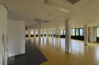This office space with a total surface area of 1,470 m², including 607 m² of storage space, is ideal for companies looking for a strategically located and flexible working environment. Thanks to its location near the E40, the Brussels Ring R0 and the A201 towards Brussels Airport, the building benefits from excellent accessibility, while the airport is only 5 km away.<br /><br />The building offers spacious storage areas ranging from 607 m² to 2,957 m², combined with office spaces ranging from 227 m² to 3,717 m². It is ideal for companies requiring an efficient combination of logistics, flexibility, and a professional working environment.<br /><br />The office areas provide a bright and efficient working environment with large windows ensuring abundant natural light. The suspended ceiling is equipped with integrated LED lighting, ventilation, and an HVAC system with air distribution for optimal air circulation. The flexible layout makes it easy to create both open-plan workspaces and enclosed meeting rooms.<br />The various units can also be flexibly combined with warehouse spaces, allowing the building to adapt seamlessly to a wide range of business needs.<br /><br />The warehouse has a clear height of 8.5 m and is ideally suited for logistics or industrial activities. The first warehouse is currently fitted out with lowered ceilings, internal partitions, and additional facilities, but can easily be converted back into a classic open warehouse layout.<br /><br />The site provides 67 parking spaces for staff and visitors, further enhancing accessibility. The entire complex is immediately available and represents an ideal solution for companies looking to grow in a location with maximum visibility and accessibility.<br /><br />For additional information, specifications, plans, or a non-binding site visit, you can contact PANORAMA B2B at <strong>0477 09 00 09</strong>