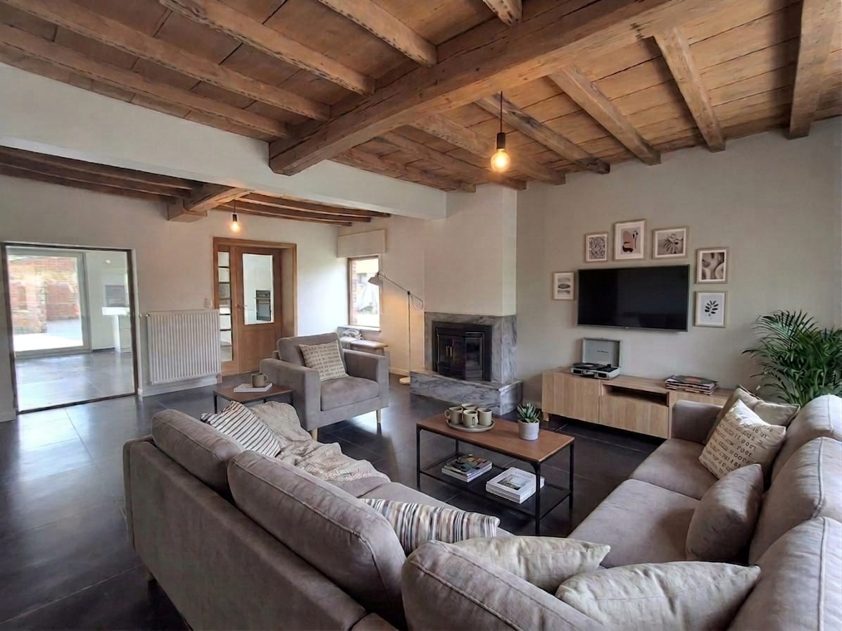 CHARMANT GERENOVEERDE WONING MET 3 SLPKS | CARPORT EN TUIN - foto 3