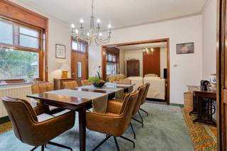 <h2><strong>Opportune woning te Lubbeek: thuiskomen in landelijke charme, omringd door natuur</strong></h2><p>Tussen de zacht glooiende landschappen van Lubbeek, en op het einde van een doodlopende straat, ligt deze karaktervolle woning verscholen in het groen. Van vogelzang bij ‘t ochtendgloren tot de omliggende setting die je ongetwijfeld zal bekoren. Een zeldzame rust, en tegelijk het startpunt van menige, actievere wandel- en fietswegen. Centraal gelegen tussen Tienen, Aarschot en Leuven, met scholen en winkels binnen handbereik. Kortom: de perfecte balans tussen landelijk wonen en dagelijkse bereikbaarheid.</p><p>En de woning zelf, die ademt authenticiteit. De hoge plafonds, warme houtaccenten en originele vloertegels bezorgen je meteen een gevoel van tijdloze charme. De woonkamer combineert ruimte, daglicht en zicht op een authentieke kachel. Ideaal voor koude winterdagen die net om dat tikkeltje gezelligheid vragen. Vanuit de praktische keuken heb je toegang tot de kelder – ideaal voor extra opslag – en tot een nabijgelegen kamer waarvan je eenvoudig een berging kan maken. </p><p>Boven leg je de dag naast je neer in één van de drie ruime slaapkamers: elk met verwarming en overgoten met daglicht. De recent vernieuwde badkamer baadt in comfort, en straalt in natuurlijke tinten rond een ligbad, aparte douche en wastafel. Onder het dak schuilt nog een verrassende troef: een volledig geïsoleerde, bijzonder ruime zolderverdieping. Een blanco canvas voor wie droomt van extra kamers, een master suite of zelfs een atelier. </p><p>Buiten ontvouwt zich een domein van bijna 40 are. Een oase van rust waar tuinliefhebbers zich volledig kunnen ontpoppen. Een waar pronkstuk in elk seizoen. Tot slot beschikt de woning nog over een inpandige garage met sectionaalpoort en meerdere polyvalente ruimtes, volledig vrij bestemd te gebruiken. </p><p>De woning is in haar huidige staat al bewoonbaar, maar met haar resterende potentieel is ze werkelijk onklopbaar. De combinatie van een grondige renovatie, de uitzonderlijke ligging en de grootte van het perceel zorgen er dan ook voor dat deze woning opwaarts wordt gewaardeerd. De kracht van deze plek: geen standaard woning, maar een uitzondering op de regel vol mogelijkheden. Graag zelf beleven en bekijken? Geef Jes dan snel een seintje. </p><figure><div></div></figure><p></p>