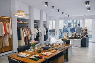 Op <strong>een uitstekende commerciële ligging </strong>in het centrum van Mechelen, meer bepaald in de Graaf van Egmontstraat 7, bevindt zich dit <strong>instapklare handelsgelijkvloers van ca. 90 m²,</strong> momenteel uitgebaat als dameskledingzaak “Z’IS”. Het pand bestaat uit een aantrekkelijke en lichtrijke winkelruimte met achteraan een toilet, een keukentje en een kleine stockruimte. Daarnaast is het uitgerust met verwarming en airconditioning, wat zorgt voor optimaal comfort. <strong>EPC LABEL B. </strong><br />De elektrische installatie is conform. <strong>Het pand is beschikbaar vanaf 1 oktober 2026, maar kan eventueel vroeger vrij zijn in onderling overleg met de huidige huurder.</strong> <strong>De maandelijkse huurprijs</strong> bedraagt € 2.000, met een nieuwe handelshuurovereenkomst. De onroerende voorheffing, ten bedrage van € 1.989 per jaar, is ten laste van de huurder. Benieuwd naar dit bedrijfsvastgoed te huur regio Mechelen? Contacteer info@immodelestre.be of 054 33 62 52. www.immodelestre.be