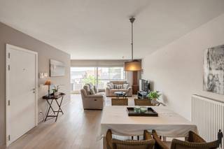 Duplex met 2 slaapkamers en 2 terrassen gelegen in centrum Lier<br /><br />Algemeen: <br />- Ruim duplex appartement van ca. 120m²<br />- Gelegen op top locatie in Lier<br />- 2x ruim terras<br />- Lift aanwezig in het gebouw<br />- Parkeerplaats onder carport inbegrepen in de prijs<br />- Gebouwd in 2011<br />- EPC score B<br /><br />Indeling:<br />Gelijkvloerse verdieping: <br />- Inkomhal <br />- Volledig uitgeruste, moderne keuken <br />- lichtrijke leefruimte op parketvloer met aparte bureau ruimte en ruim terras <br />- Apart toilet met lavabo<br />- Ruime wasplaats/berging met aansluiting wasmachine en droogkast<br />- Groot terras van ca. 8,2 m² <br /><br />Eerste verdieping: <br />- Inkom via trap of lift <br />- Badkamer met douche, lavabo en toilet<br />- Slaapkamer 1 <br />- Ruime slaapkamer met dressing en toegang tot 2e terras<br /><br />Tweede verdieping: <br />- Grote opbergzolder