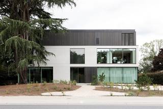 <p><span>Meraki-Hub</span><span> architecturale klasse op een topligging in</span><span> Sint-Niklaas</span></p><p><span>Meraki-Hub is geen klassieke eventlocatie, maar een </span><span>hoogwaardig architecturaal statement</span><span> waar esthetiek, functionaliteit en beleving naadloos samenkomen. Gelegen langs de uiterst zichtbare en vlot bereikbare </span><span>Koningin Astridlaan</span><span> geniet dit high-end gebouw van een </span><span>uitstekende centrale ligging</span><span> in Sint-Niklaas, met optimale bereikbaarheid voor haar bezoekers.</span></p><p><span>Het gebouw onderscheidt zich door zijn </span><span>sterke hedendaagse architectuur</span><span>, een </span><span>uitzonderlijk hoog afwerkingsniveau</span><span> en het gebruik van </span><span>kwalitatieve materialen en moderne technieken</span><span>. Binnenin wordt u verwelkomd in een stijlvolle, lichtrijke omgeving met verfijnde interieurs die professionaliteit en rust uitstralen een kader dat meteen indruk maakt.</span></p><p><span>De </span><span>polyvalente Meraki-Hub</span><span> biedt ruimte voor:</span></p><ul><li><span>tot </span><span>100 personen staand</span></li><li><span>of </span><span>40 personen zittend</span></li></ul><p><span>De open indeling met </span><span>prachtige open keuken</span><span> vormt het hart van de ruimte en leent zich perfect voor recepties, presentaties, seminaries of creatieve events. Aansluitend bevindt zich een </span><span>ruim privatief terras</span><span> met zicht op de aangelegde tuin, wat zorgt voor een unieke binnen-buitenbeleving en extra meerwaarde voor elk event.</span></p><p><span>Ook praktisch scoort Meraki-Hub bijzonder sterk:</span></p><ul><li><span>Privatieve parkeergelegenheid op de site</span></li><li><span>Laadpunten voor elektrische wagens</span></li><li><span>Extra parkeermogelijkheden op wandelafstand</span><span> voor grotere events</span></li><li><span>Uitstekende zichtbaarheid</span><span> langs een belangrijke invalsweg</span></li></ul><p><span>Naast de eventruimte beschikt het gebouw over </span><span>kleinere, stijlvol ingerichte vergaderzalen</span><span> (4 tot 10 personen). Bovendien is het mogelijk om </span><span>langdurig deel uit te maken van deze inspirerende omgeving</span><span> via kwalitatieve flexibele werkplekken voor permanente gebruikers.<br />Dankzij de samenwerking met diverse lokale partners kan er voor elk soort event catering op maat en volgens keuze uitgewerkt worden. </span></p><p><span>Bent u op zoek naar een </span><span>onderscheidende locatie</span><span> voor een receptie, vernissage, boekvoorstelling, seminarie, vergadering of professioneel event, waar </span><span>architectuur, comfort en uitstraling</span><span> centraal staan?<br />Dan is Meraki-Hub zonder twijfel een </span><span>uitstekende keuze</span><span>.</span></p><p><span>Huurprijs vanaf 335 Euro excl btw per halve dag. </span></p><p><span>Meer informatie?</span><span><br />Contacteer </span><span>Axel Lenaerts Makelaars</span><span> of ontdek het gebouw via </span><span><span>www.merakihub.be</span></span><span>.</span></p>