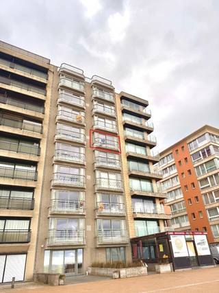 Appartement meublé sur la digue, à proximité des transports en commun.Hall d'entrée, living avec balcon et vue frontale sur la mer, cuisine ouverte...