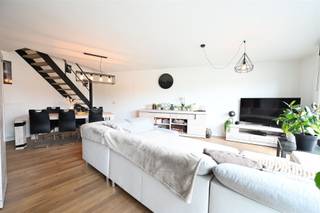 <p><b>Bel appartement à Herselt avec un look moderne et un excellent agencement</b></p><p>Ce bel appartement à Herselt offre une combinaison idéale de confort, d'espace et de design moderne. Avec une surface habitable totale de 139 m², la propriété dispose de tout ce dont vous avez besoin pour un mode de vie agréable.</p><p><b>Disposition et pièces</b></p><p>L'appartement comprend <b>3 chambres à coucher</b> confortablement meublées et bénéficiant de la lumière naturelle grâce aux grandes lucarnes. Les chambres varient en taille, la chambre principale offrant un espace privé parfait. Vous disposez également d'<b>une salle de bains</b> avec des équipements modernes.</p><p><b>Espace de vie et salle de séjour</b></p><p>Le salon et la cuisine ouverte constituent le cœur de l'appartement. Cet espace spacieux avec de hauts plafonds offre une excellente fluidité et est parfaitement meublé avec une grande table à manger et un coin salon confortable. La lumière naturelle qui traverse les grandes fenêtres et les puits de lumière rend l'espace aéré et accueillant. Le design moderne, avec des sols en bois chaleureux et un éclairage élégant, crée une atmosphère accueillante.</p><p><b>Détails de l'appartement</b></p><p>L'appartement se caractérise par un escalier ouvert qui relie élégamment les différents espaces. Les finitions intérieures sont de bonne qualité et les détails sont soignés. La finition blanche des murs et des plafonds, combinée à des touches de bois chaud, forme une base harmonieuse. Magnifiquement agencé, facile à entretenir et habitable immédiatement.</p><p><b>Situation</b></p><p>Situé à Herselt, un endroit agréable et calme en Belgique, avec une bonne accessibilité aux grandes villes.</p>