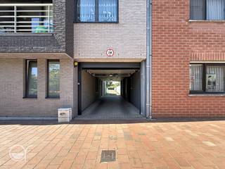 Deze garagebox is gelegen op goede locatie in de Visitatiestraat te Sint-Amandsberg. Beschikbaar vanaf 01/07/2026 en te bezoeken na afspraak...