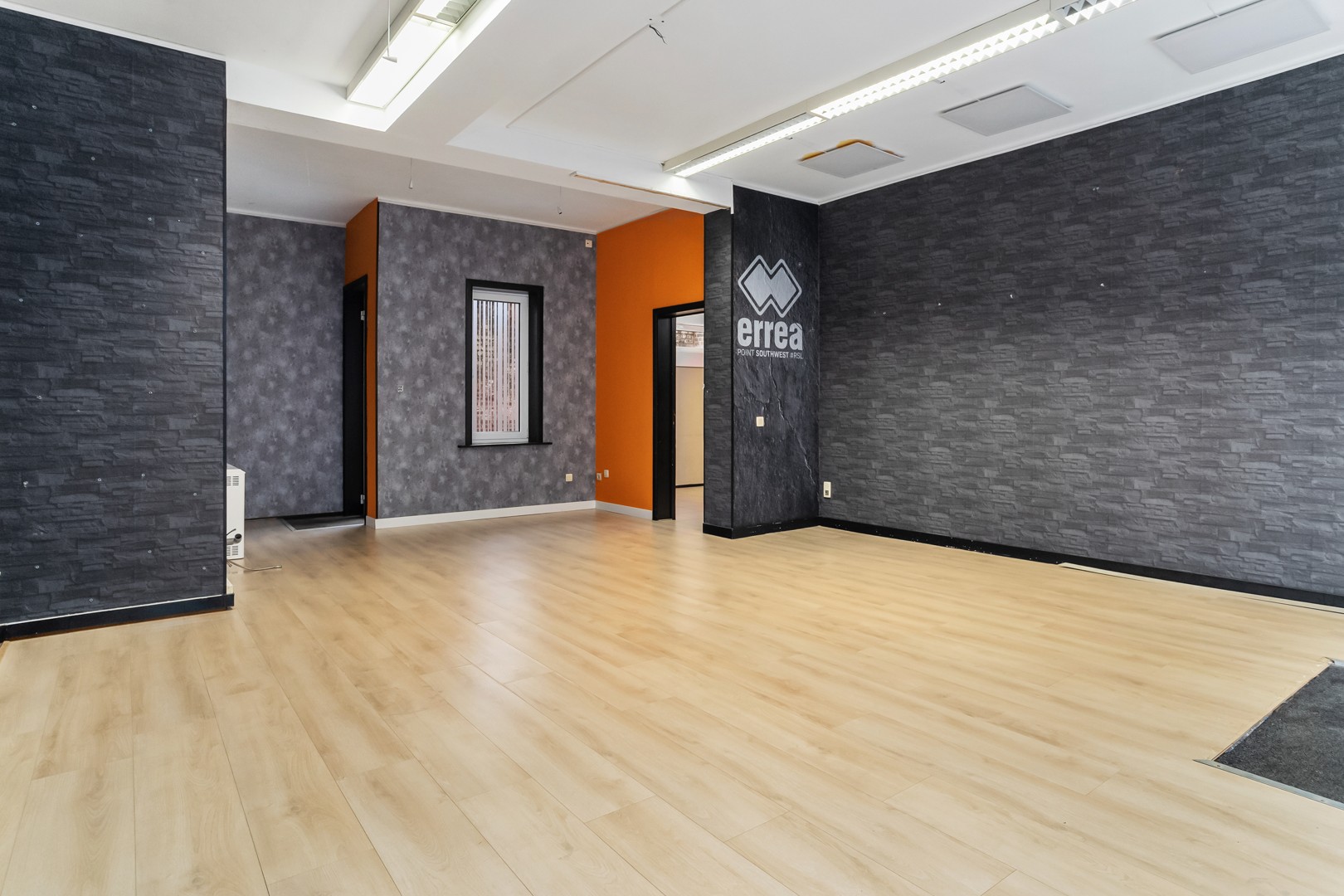 Verhuurd handelspand met parkeermogelijkheid te centrum Roeselare! - foto 5