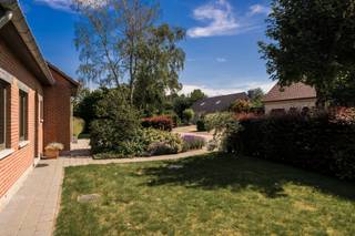 <p>Op zoek naar een verzorgde instapklare gezinswoning met een mooie tuin, veel comfort en een uitstekende ligging?<br />De woning werd gebouwd in 1985 en onderging verschillende verbeteringen en renovaties.</p>
<p><span>Gelijkvloers:</span> Via de verzorgde inkomhal betreedt u de woning. Deze geeft toegang tot een ruime en aangename leefruimte, bestaande uit een gezellige living en eetplaats, voorzien van airco en FLAM een inbouwhaard. De keuken sluit mooi aan op de leefruimte en beschikt over een praktische ontbijthoek. Verder vinden we op het gelijkvloers een berging en de garage. Vanuit de keuken is er verbinding naar het terras en de prachtig verzorgde tuin. Een absolute troef is de carport, die momenteel ingericht is als een aangenaam overdekt terras en daardoor een extra buitenleefruimte vormt.</p>
<p><span>Verdieping:</span> Op de eerste verdieping bevinden zich: 3 slaapkamers, een vernieuwde badkamer met ligbad en douche, een afzonderlijk toilet en een praktische berging.<br />Daarnaast beschikt de woning over een bergzolder, ideaal als extra opslagruimte.<br />De woning beschikt over een zeer verzorgde en mooi aangelegde tuin voorzien van een tuinhuis. Er is kruipkelder aanwezig.</p>
<p>Deze woning is netjes onderhouden en beschikt over heel wat comfort en interessante voorzieningen: 22 zonnepanelen, driedubbele beglazing, isolatie in de muren, waterverzachter, regenwaterpomp, warmtepompboiler, alarminstallatie, airco, verwarming via accumulatiekachels,...</p>
<p><span>Ligging:</span> De woning is gelegen in het centrum van Pellenberg, een aangename en gegeerde deelgemeente van Lubbeek. De ligging biedt een mooie combinatie van rust, groen en bereikbaarheid. Ook Leuven is vlot bereikbaar, zowel met de wagen als via het openbaar vervoer. Winkels, voorzieningen en openbaar vervoer bevinden zich op korte afstand.</p>
<p>Een ideale woning voor wie op zoek is naar comfort, ruimte en een goede ligging nabij Leuven, zonder grote renovatiewerken te moeten voorzien. Een woning die u zeker moet komen ontdekken! Maak een afspraak via admin@immodrome.be of 016 23 47 23</p>