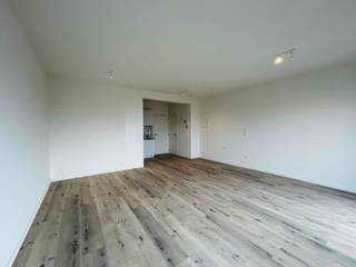 Totaal gerenoveerde studio gelegen in het Westerkwartier. Er is een ruime lichtrijke living met nieuwe keuken. De keuken heeft een elektrisch fornuis en dampkap. Een frigo kan geplaatst worden indien gewenst. De badkamer heeft een ligbad, lavabomeubel en toilet. Kelder en fietsenberging aanwezig. De onkosten voor de algemene delen is € 50/maand. De studio is onmiddellijk vrij. Vraag gerust een bezoekje aan. 