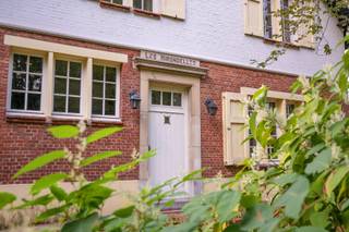 Achter de gevel met de naam ‘Les Hirondelles’ ontdek je een woning waar het karakter van vroeger nog volop aanwezig is. Originele houten deuren, plankenvloeren en grote ramen geven de ruimtes hun warme uitstraling en laten het groen rondom mee deel uitmaken van het interieur.De ruime inkomhal met kachel zet meteen de toon. Van hieruit kom je in de lichte leefruimte met houten vloer en haard. De keuken heeft een opvallende authentieke tegelvloer en geeft toegang naar buiten. Aansluitend ligt de garage met bergruimte. De woning is bovendien volledig onderkelderd.Op de tussenverdieping ligt een slaapkamer met ingemaakte kasten. De eerste verdieping biedt een masterbedroom met toegang tot het balkon, een aangrenzende ruimte die je als dressing met bad kunt inrichten, een derde slaapkamer en een badkamer. Helemaal boven is er nog ruimte voor een vierde slaapkamer, een bureau of een andere invulling die bij je past.‘Les Hirondelles’ is een huis voor wie valt voor authentieke details en graag een plek naar eigen smaak verder vormgeeft.De weergegeven oppervlakte werd overgenomen van het EPC-attest en is louter informatief.
