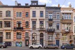 Gelegen op Avenue Brugmann, tussen het gerenommeerde Brugmannplein en Châtelain, bevindt zich dit gerenoveerde duplex appartement met een...