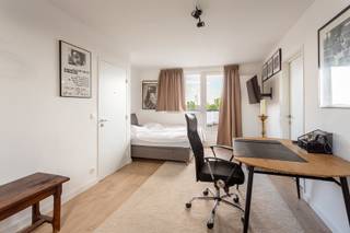 Instapklare studio met badkamer en keuken op de bovenste verdieping van een goed onderhouden gebouw.In een gebouw met één appartement per verdieping...
