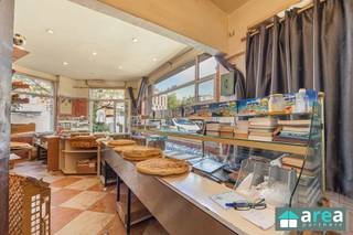<p><span>Op een gegeerde locatie aan het Groeningerplein in Borgerhout bevindt zich dit interessant opbrengsteigendom met tal van mogelijkheden voor investeerders. Het betreft een gebouw bestaande uit 3 units, waaronder een commerciële ruimte (thans bakkerij) met daarboven 2 appartementen. Dankzij de centrale ligging, geniet dit pand van een mogelijke en uitstekende verhuurbaarheid met een aantrekkelijk en stabiel rendement. </span></p><p><span> </span></p><p><span>Ideaal voor wie op zoek is naar een zorgeloze investering op een strategische locatie.</span></p><p><span>Mogelijkheid voor bijbouwen extra verdiep (optopping)!</span></p><p><span> </span></p><p><span>Grootste troeven:</span></p><p><span>-Centrale commerciële ligging met uitstekende zichtbaarheid</span></p><p><span>-Huidig enkel appartement V2 verhuurd (€850/mnd)</span></p><p><span>-Mogelijk rendement van 4,62% bij verhuur aan €2700/mnd!</span></p><p><span>-Buurt met zelden leegstand</span></p><p><span>-Degelijk gebouw, goed onderhouden</span></p><p><span> </span></p><p><span>Indeling:</span></p><p><span>-Kelder (80m²): ideaal voor stockage</span></p><p><span>-GLVL (80m²): winkel met aansluitend de polyvalente ruimte en een badkamer met apart toilet</span></p><p><span>-V1 (80m²): appartement bestaande uit living met aansluitend de eetkamer en keuken. Badkamer met douche en WC en tot slot een slaapkamer met mogelijkheid tot 2de.</span></p><p><span>-V2 (80m²): appartement bestaande uit living met aansluitend de eetkamer en keuken. Badkamer met douche en WC en tot slot 2 slaapkamers.</span></p><p><span> </span></p><p><span>Voor meer informatie kan u terecht bij Area Partners: info@area.be of 03/284.60.60</span></p>