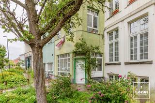 <p>Op zoek naar een interessante investering of verblijf voor studerende kinderen in Gent? Dit opbrengsteigendom in de Brusselsepoortstraat combineert een compacte studio op het gelijkvloers met een duplexappartement op de bovenverdiepingen. Dankzij de indeling en de ligging is het pand bijzonder geschikt als investering voor verhuur.<br /><br /><strong>Gelijkvloers – studio</strong><br />Via de ruime inkomhal met plaats voor fietsen en kelder met veel opbergruimte kom je vervolgens aan de studio, die beschikt over een aangename leefruimte, keuken, badkamer en een private stadskoer. De stadskoer vormt een mooie extra troef en biedt een aangename buitenruimte midden in de stad.<br /><strong>Eerste en tweede verdieping – ruim duplexappartement</strong><br />Het duplexappartement heeft een moderne en praktische indeling. Op de eerste verdieping bevinden zich de ruime woonkamer, eetkamer, keuken en berging.<br />Een verdieping hoger bevinden zich twee slaapkamers en een badkamer. <br /><br />De Brusselsepoortstraat bevindt zich op een interessante locatie nabij het centrum van Gent. De ligging biedt een goede bereikbaarheid en een vlotte verbinding met de <strong>belangrijkste invalswegen</strong> en het openbaar vervoer. Tegelijk bevinden winkels, horeca, scholen en diverse voorzieningen zich op korte afstand.<br />De <strong>nabijheid van het Gentse stadscentrum</strong> maakt deze <strong>locatie aantrekkelijk</strong> voor zowel bewoners als huurders die graag genieten van het bruisende stadsleven, zonder de praktische bereikbaarheid uit het oog te verliezen.<br /><br />Wenst u een bezoek in te plannen? Contacteer Laura via <strong>0492 07 26 62</strong> of <strong>laura@convas.be</strong></p>