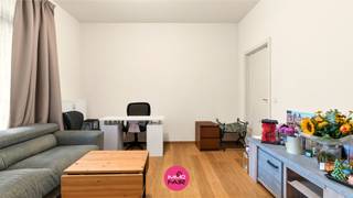 Gelijkvloers 1-slaapkamerappartement te koop vlakbij Maastricht! <br /><br />Dit appartement bevindt zich gelijkvloers in een rustige residentie in het hartje van Lanaken. Van hieruit ben je op wandelafstand van het centrum van Lanaken met gezellige restaurantjes en winkels. Daarnaast heb je een vlotte verbinding naar de oprit van de E313/E314 en omliggende steden. Tot slot bevindt Maastricht zich op slechts 15 minuutjes. <br /><br />De studio van 40 m² is instapklaar en voorzien van een praktische keuken met een keramische kookplaat en voldoende kastruimte. In de volledig betegelde badkamer is er een douchecabine, een toilet en een lavabomeubel. Daarnaast is er een slaapkamer van 11 m².<br /><br />Op kelderniveau is er een autostaanplaats en private kelderberging.<br /><br />Het appartement is momenteel verhuurd.<br /><br />Extra troeven:<br /><br />- Midden in het centrum van Lanaken<br />- Inclusief autostaanplaats &amp; kelderberging<br />- Perfect als investering<br />- Op wandelafstand van winkels &amp; restaurants<br /><br />Op zoek naar een betaalbaar appartement in hartje Lanaken? Bel dan vandaag nog naar 089 390 990 of mail naar info@immofair.be!