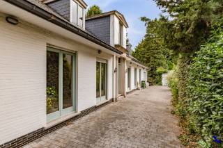 Bienvenue à Overmere-Donk !<br /><br />À quelques pas du lac Donkmeer, entourée de verdure et située dans un cadre paisible, découvrez cette villa individuelle des années 70 implantée sur un magnifique terrain orienté plein sud de pas moins de 13 ares. Un emplacement unique où des opportunités comme celle-ci se présentent rarement.<br /><br />Soyons francs dès le départ : cette maison nécessite des travaux de rénovation. Avec un certificat PEB de classe F, elle est soumise à l’obligation de rénovation, mais ceux qui envisagent l’avenir y trouveront une base particulièrement intéressante avec de nombreuses possibilités.<br /><br />La maison comprend actuellement un hall d’entrée, un spacieux séjour, une cuisine, 3 chambres et une salle de bains. À l’arrière, un grand garage/buanderie est également présent. Mais cela ne s’arrête pas là.<br /><br />Le grand grenier de 80 m² offre de la place pour des chambres supplémentaires, un espace hobby ou même un étage entièrement aménagé selon vos envies. L’espace à l’arrière peut aussi être intégré au volume habitable, idéal pour une chambre supplémentaire, un cabinet professionnel, un atelier ou un bureau, parfait pour les indépendants ou le télétravail. <br />Avec une rénovation adaptée, cette maison peut facilement devenir une grande habitation familiale avec 4 à 5 chambres.<br /><br />Et bien sûr, il y a le terrain : orienté plein sud, environ 20 mètres de large avec une large allée d’accès. Un endroit pour profiter pleinement de la vie en plein air, avec le Donkmeer, les forêts environnantes et de magnifiques sentiers de promenade à proximité.<br /><br />Cette propriété s’adresse à ceux qui ne cherchent pas un bien déjà parfait, mais un lieu où ils peuvent créer quelque chose de vraiment unique.<br /><br />Cette maison deviendra-t-elle bientôt votre perle rare ? <br />Contactez-nous pour une visite au 03 230 00 14 ou par e-mail à info@hiro.be.