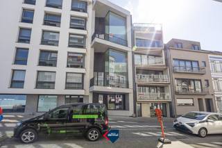 In het bruisende centrum van Oostende stellen we u Residentie Ort voor, een kleinschalig en hoogwaardig nieuwbouwproject waar hedendaagse architectuur en wooncomfort perfect samenkomen. Dankzij de centrale ligging geniet u van alle stadsfaciliteiten op wandelafstand én een aangenaam zijdelings zeezicht. Dit duplexappartement is ontworpen met oog voor ruimte, licht en functionaliteit. De strakke architecturale lijnen geven het gebouw een tijdloze en elegante uitstraling, passend binnen het stedelijke karakter van Oostende. Het appartement is uitgerust met een individuele warmtepomp en vloerverwarming, wat garant staat voor energiezuinig en duurzaam wonen met optimaal comfort. Bovendien beschikt het duplexappartement over een kelder en een gemeenschappelijke fietsenberging, een absolute meerwaarde in het stadscentrum. Residentie Ort is de ideale keuze voor wie op zoek is naar een kwalitatieve nieuwbouw aan zee, zowel als vaste woonst, tweede verblijf of investering. Interesse? Contacteer ons graag voor meer informatie of een bezoek.