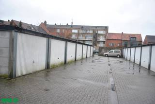 Centraal gelegen garage (nummer 2) met wit metalen kantelpoort - lengte: 6m x breedte: 3m - geen elektriciteit voorzien.Voor bijkomende inlichtingen...