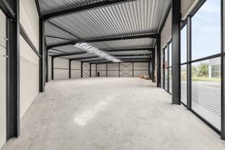 Ontdek dit gloednieuw KMO Project Gruuthuse in Oostkamp.<br /><br />Gelegen op strategische locatie in centraal West-VLaanderen van Project Gruuthuse. Momenteel zijn bepaalde project bezig de laatste afwerking, met variërende oppervlaktes tussen de 550m² en 1.107m². Ideaal voor bedrijven die op heden te kampen hebben met plaats te kort of als investering.<br /><br />Onmiddellijk beschikbaar of beschikbaar binnen korte termijn!<br /><br />- De KMO-units worden casco afgeleverd met een vrije hoogte tussen de 6,9m en 12m <br />- Verschillende optiepakketten zijn mogelijk.<br />- Voor iedere site zijn er telkens ook parkeermogelijkheden voorzien.<br />- Vloer in gepolierde industriële gewapende betonplaat<br />- Lichtstraat voorzien uit meerwandige polycarbonaat platen met aluminium profielen<br />- Aluminium schrijnwerk met elektronische sectionale poort<br /><br />Contacteer Simon op het nummer 0498 12 37 08 of mail naar simon@vicusvastgoed.be